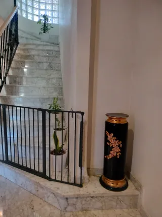 Columna Decorativa Negra y Oro con Flores