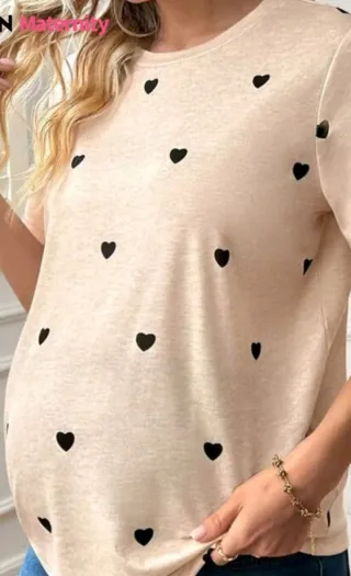 Camiseta Maternidad Corazones Beige marca shein