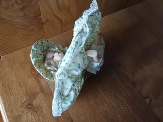 Bambola in porcellana con vestito floreale