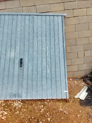 Portón de garaje metálico bastante bien