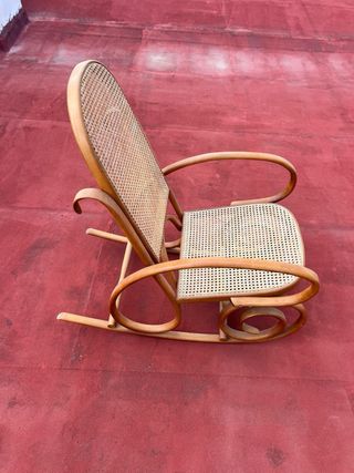 Dolce culla in legno e rattan stile Thonet