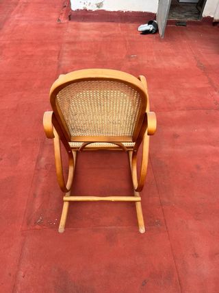 Dolce culla in legno e rattan stile Thonet