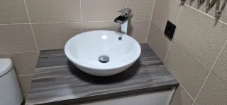 Mueble baño con lavabo y grifo, espejo opcional.