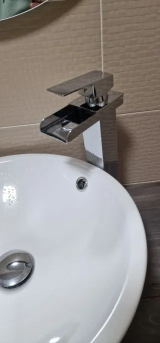 Mueble baño con lavabo y grifo, espejo opcional.
