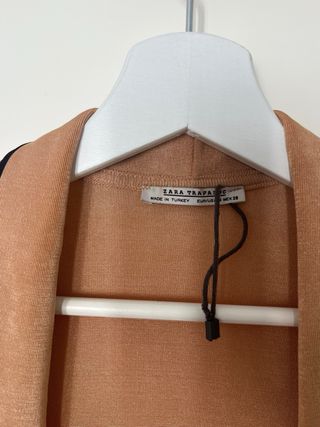 Kimono largo Zara beige con ribete negro