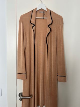 Kimono largo Zara beige con ribete negro