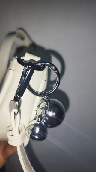 Bolso blanco plateado con cadena