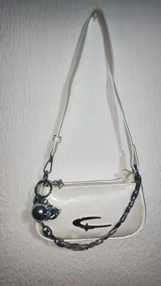 Bolso blanco plateado con cadena