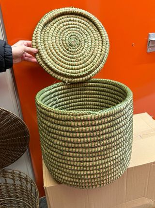 Cesta mimbre redonda verde y beige