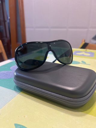 Gafas de sol Ray-Ban negras y verdes