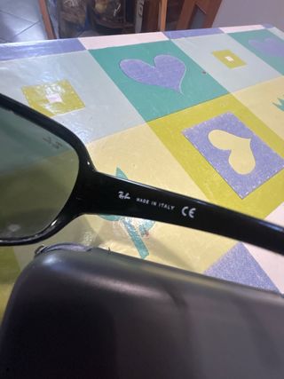 Gafas de sol Ray-Ban negras y verdes