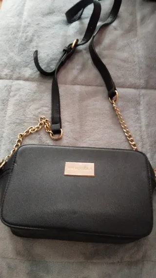 Bolso negro con cadena dorada