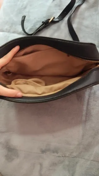 Bolso negro con cadena dorada