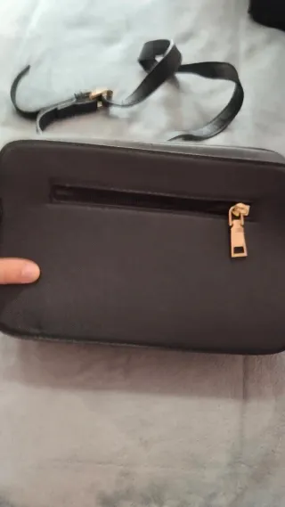 Bolso negro con cadena dorada