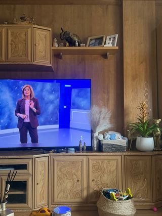 Mueble de salón de madera maciza y cristal