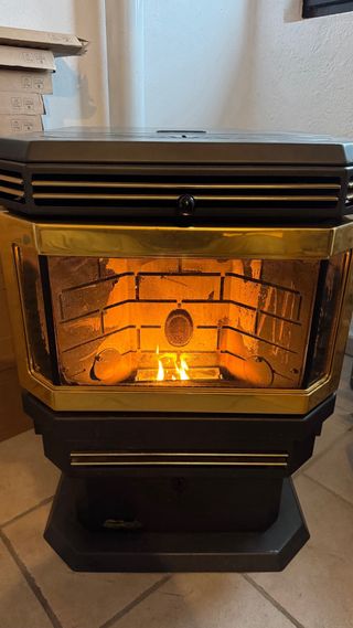 Estufa de pellets & 6 sacos de pellets incluidos