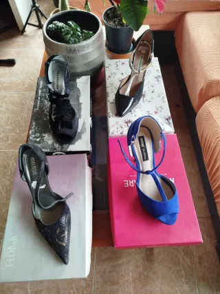 Zapatos de tacón negros y azules