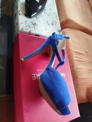 Zapatos de tacón negros y azules