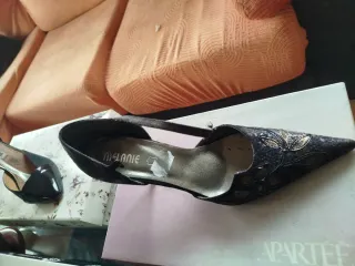 Zapatos de tacón negros y azules