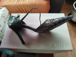 Zapatos de tacón negros y azules