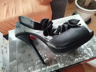 Zapatos de tacón negros y azules