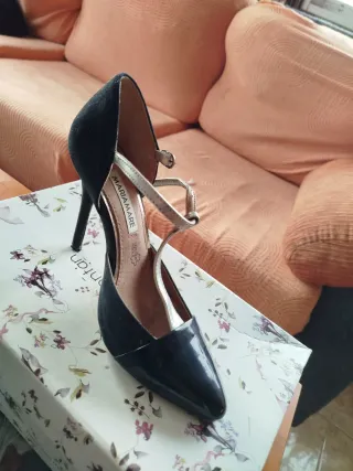 Zapatos de tacón negros y azules