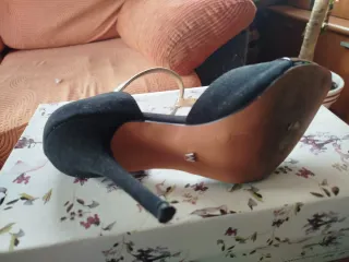 Zapatos de tacón negros y azules