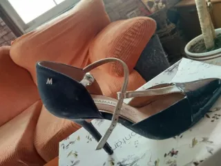 Zapatos de tacón negros y azules