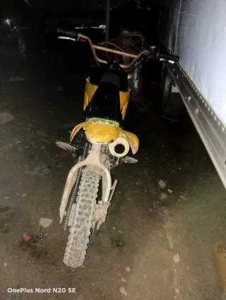 Moto de cross amarilla
