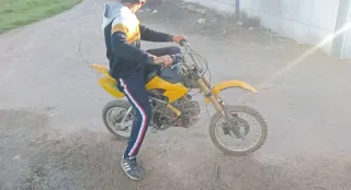 Moto de cross amarilla