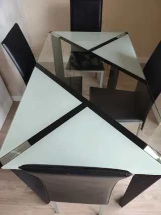 Mesa cristal y sillas polipiel negro