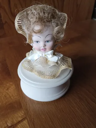 Portagioie bambola porcellana