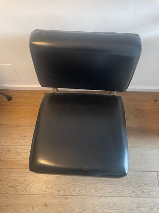 Butaca individual de metal y cuero negro