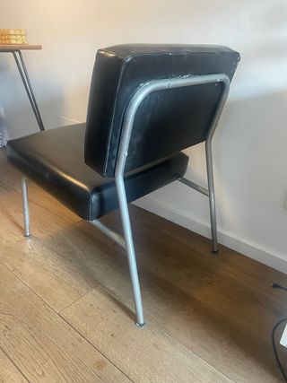 Butaca individual de metal y cuero negro