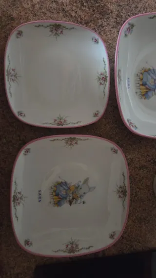 Vajilla infantil con nombre de Sara de conejitos