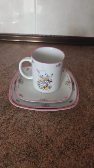 Vajilla infantil con nombre de Sara de conejitos