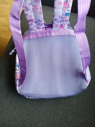 Mochila infantil morada con estampado de conejitos
