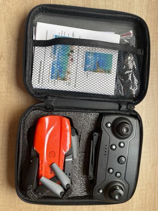 Dron con cámara naranja y negro