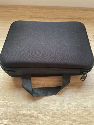 Dron con cámara naranja y negro