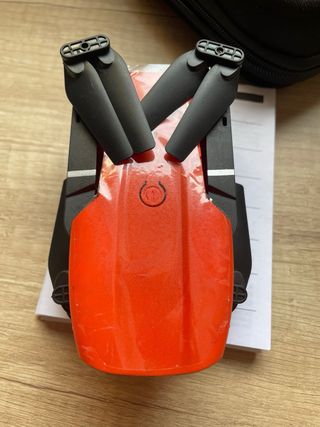 Dron con cámara naranja y negro