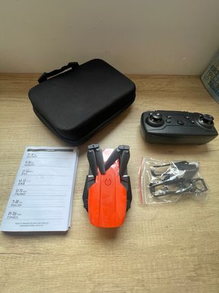 Dron con cámara naranja y negro