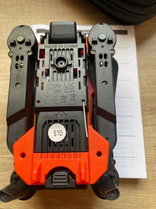 Dron con cámara naranja y negro