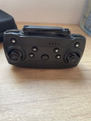 Dron con cámara naranja y negro