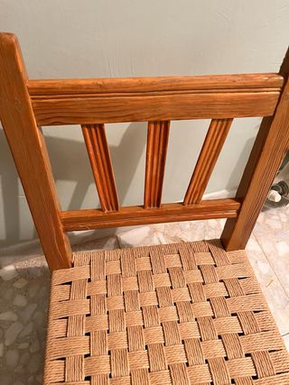 Silla baja de madera tejida con cuerda