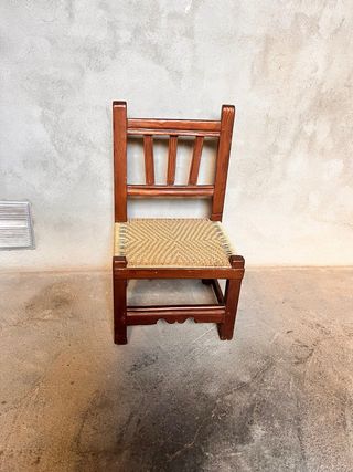 Silla baja de madera tejida con cuerda