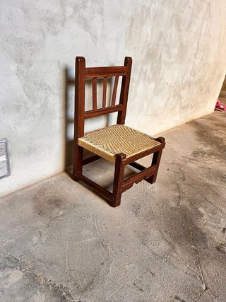 Silla baja de madera tejida con cuerda