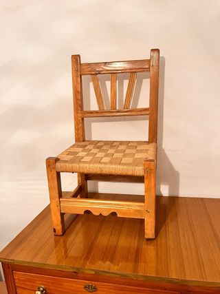Silla baja de madera tejida con cuerda