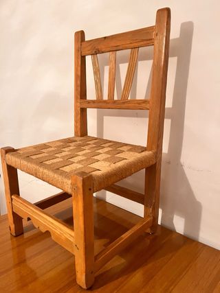 Silla baja de madera tejida con cuerda