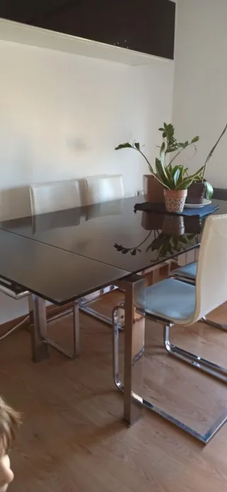 Mesa Cristal Negra y 4 Sillas Blancas