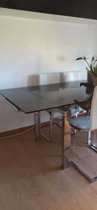 Mesa Cristal Negra y 4 Sillas Blancas